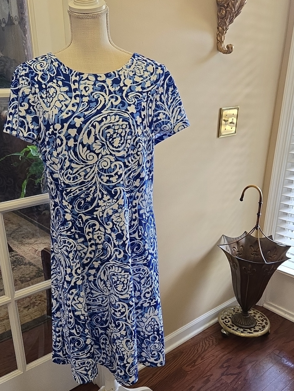 J H Blue White Print Texture Short-Sleeve Dress Fit & Flare Stretch Size 16. EUC
